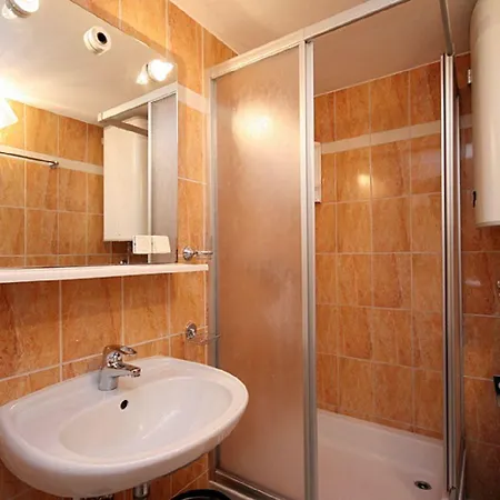 Apartment 100 Meter Zum