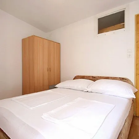 Apartment 100 Meter Zum